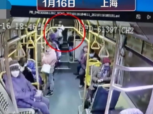 【痛心】視頻監(jiān)控系統(tǒng)記錄下，上海公交車急剎車女乘客被甩2米遠(yuǎn)