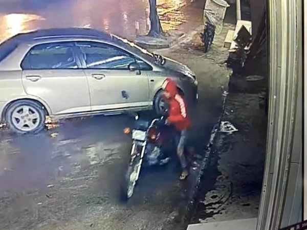男子偷車全過程被路邊視頻監(jiān)控系統(tǒng)拍下，防盜意識還是要加強啊